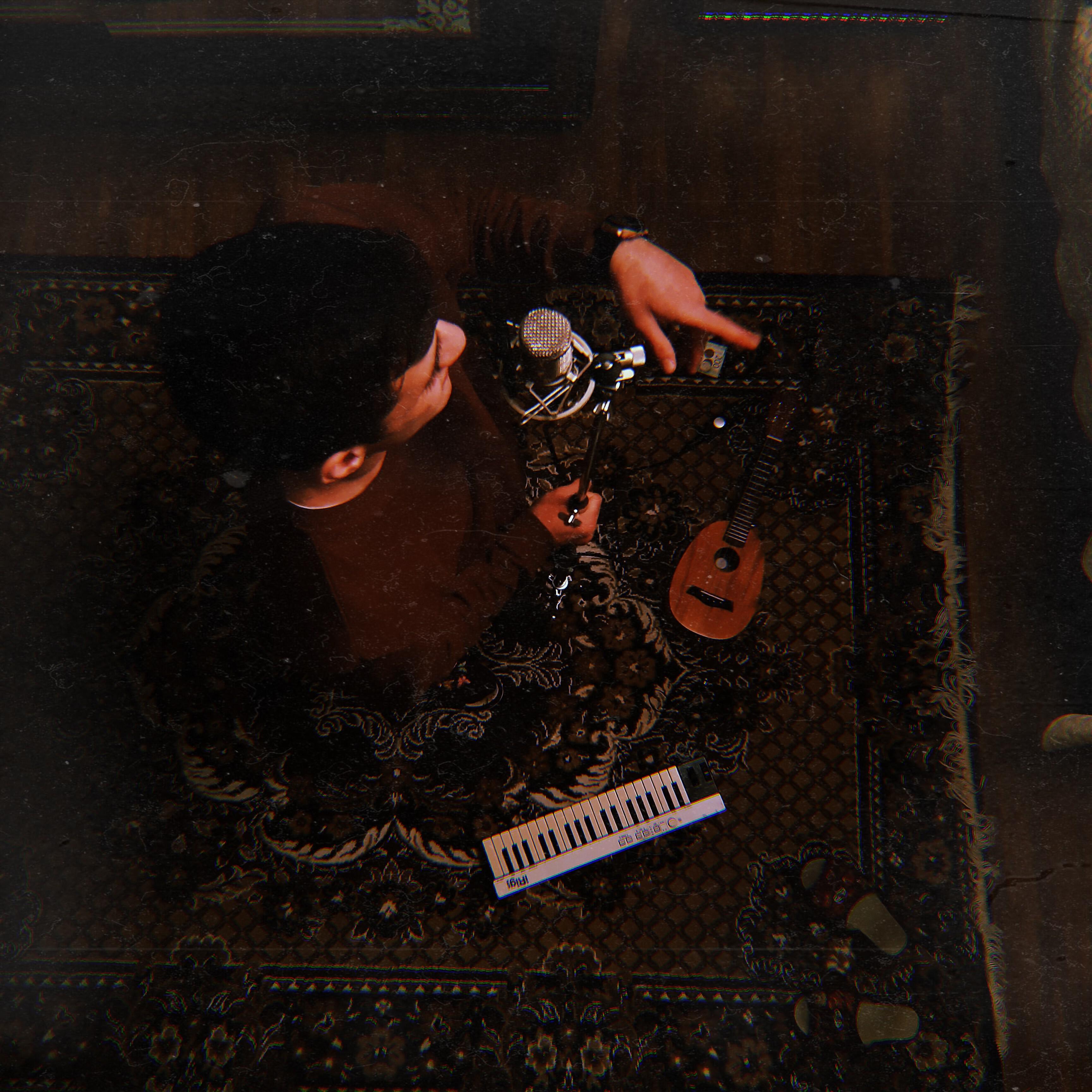 обои девушки. красивая девушка в наушниках. человек на крыше. равнодушие арт. несвобода человека.