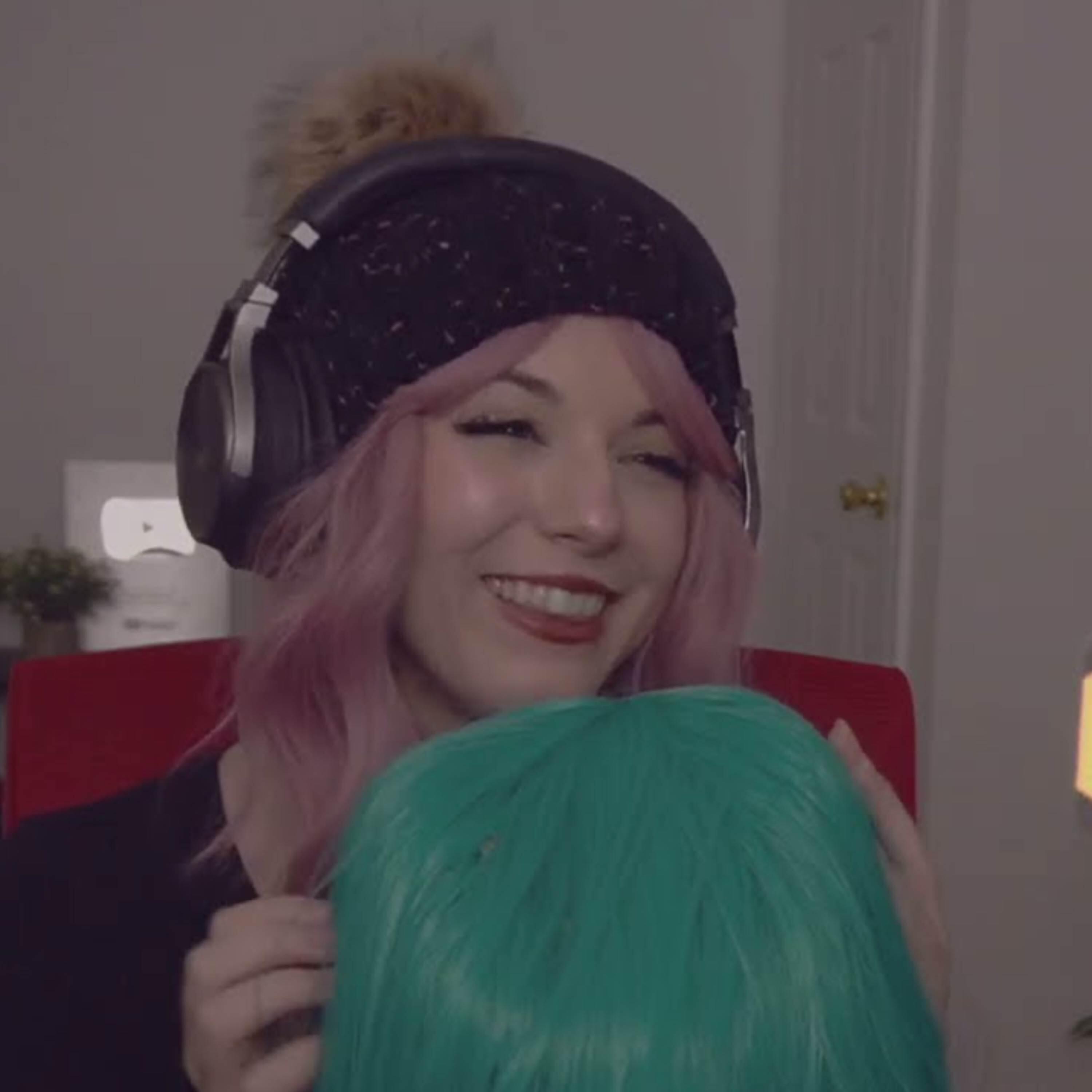 ASMR LillyVinnily - Fabric Scratching (Crisp)