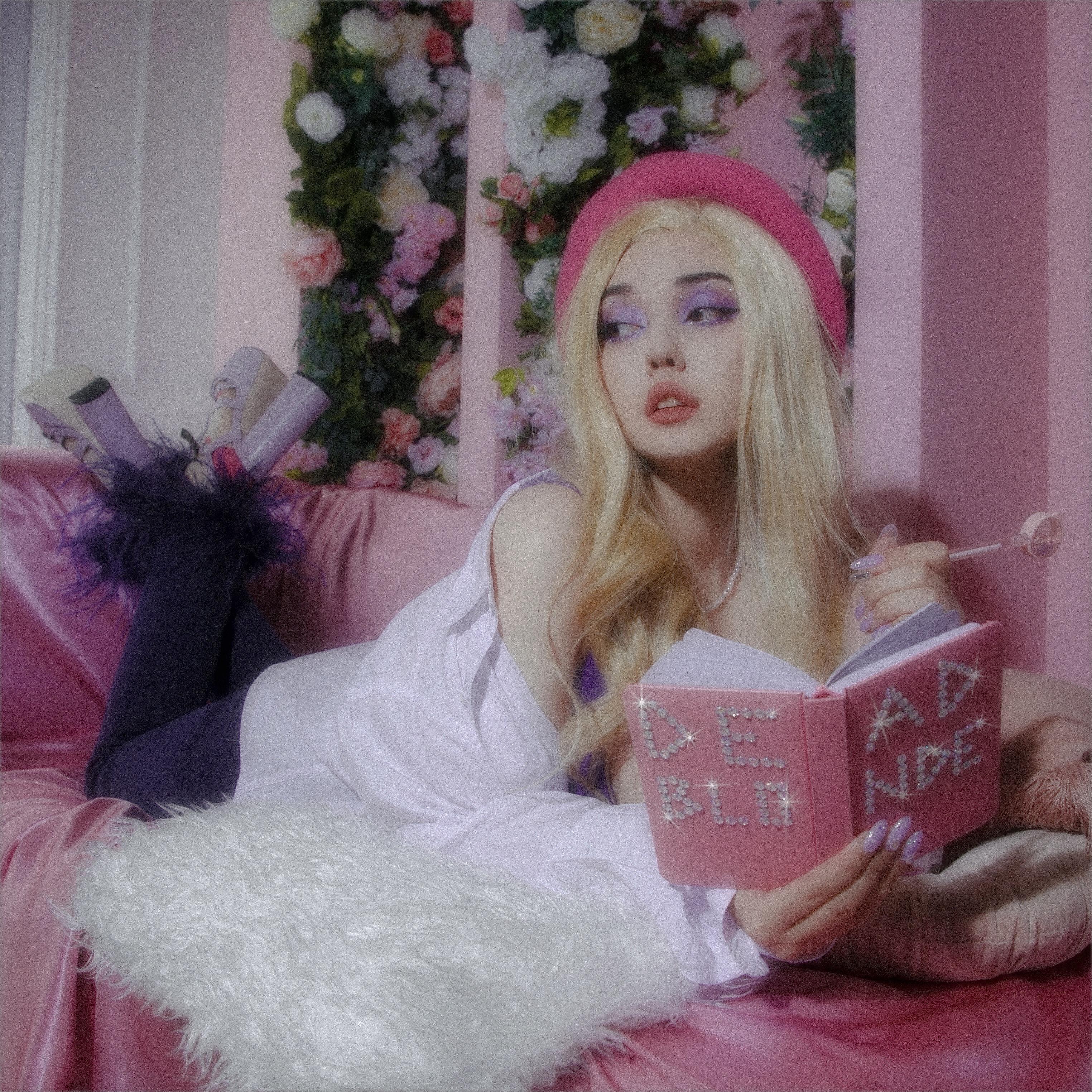 Дед блонд. Блондинка 2022. Dead blonde всего лишь друг. Блондинка фильм 2022. Арина Буланова GSPD.
