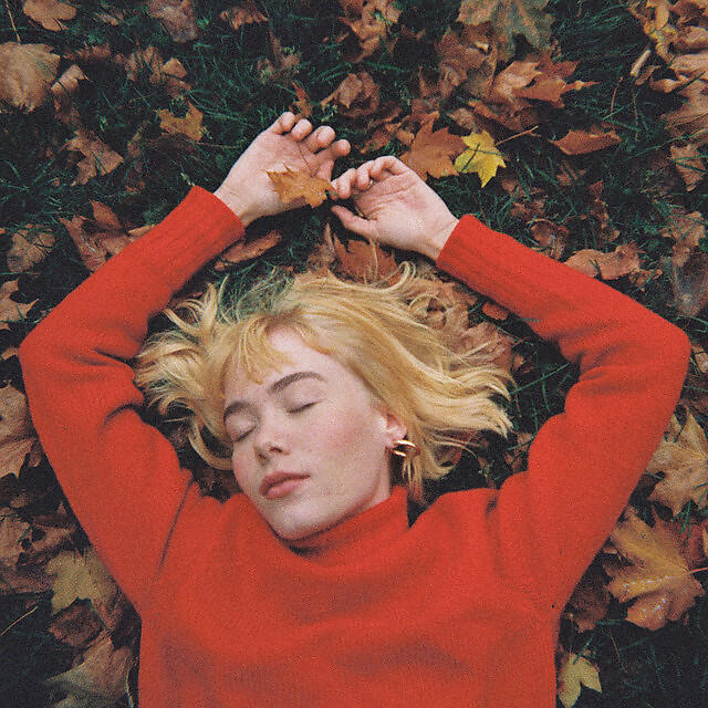 Girl in red october. Герл ин ред певица. Girl in Red we fell in Love in October. We fell in Love in October исполнитель girl in Red. We fell in Love in October обложка.