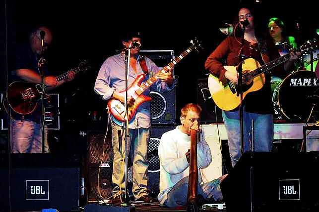 фото наушников. слушать большие. группа little big 2020. группа little big 2021. Little big участники.