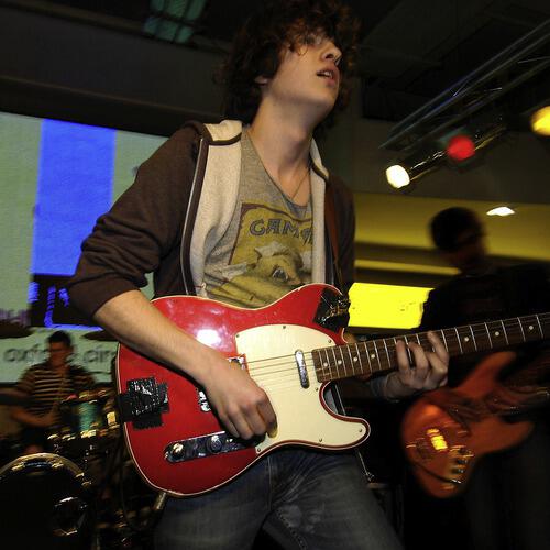 The Kooks - Pull Me In (Live From HMV Oxford Circus,United Kingdom/2006)