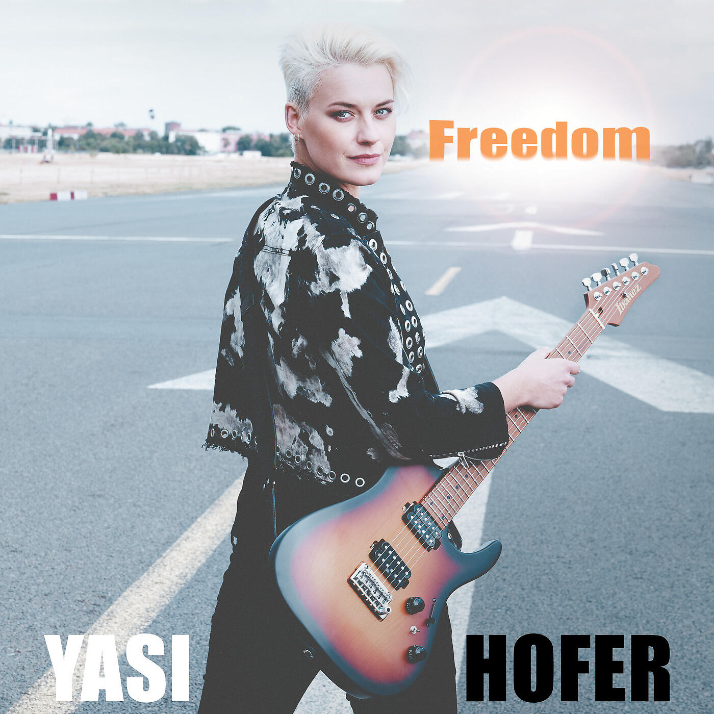 Yasi Hofer - Skydiver