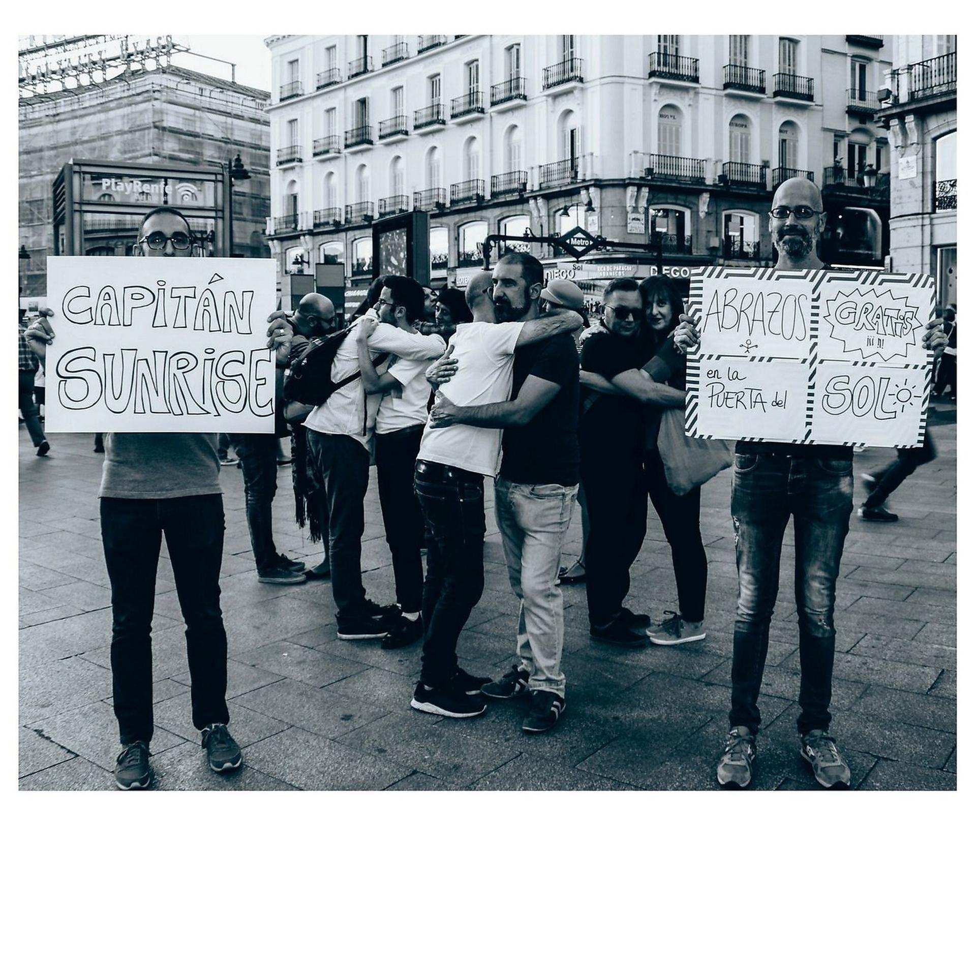 Постер альбома Abrazos gratis en la Puerta del Sol